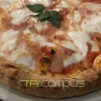 Eine Pizza nachts um halb elf Eine Pizza nachts um halb elf
